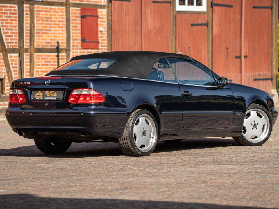 Bild 15/61 von Mercedes-Benz CLK 320 (2002)