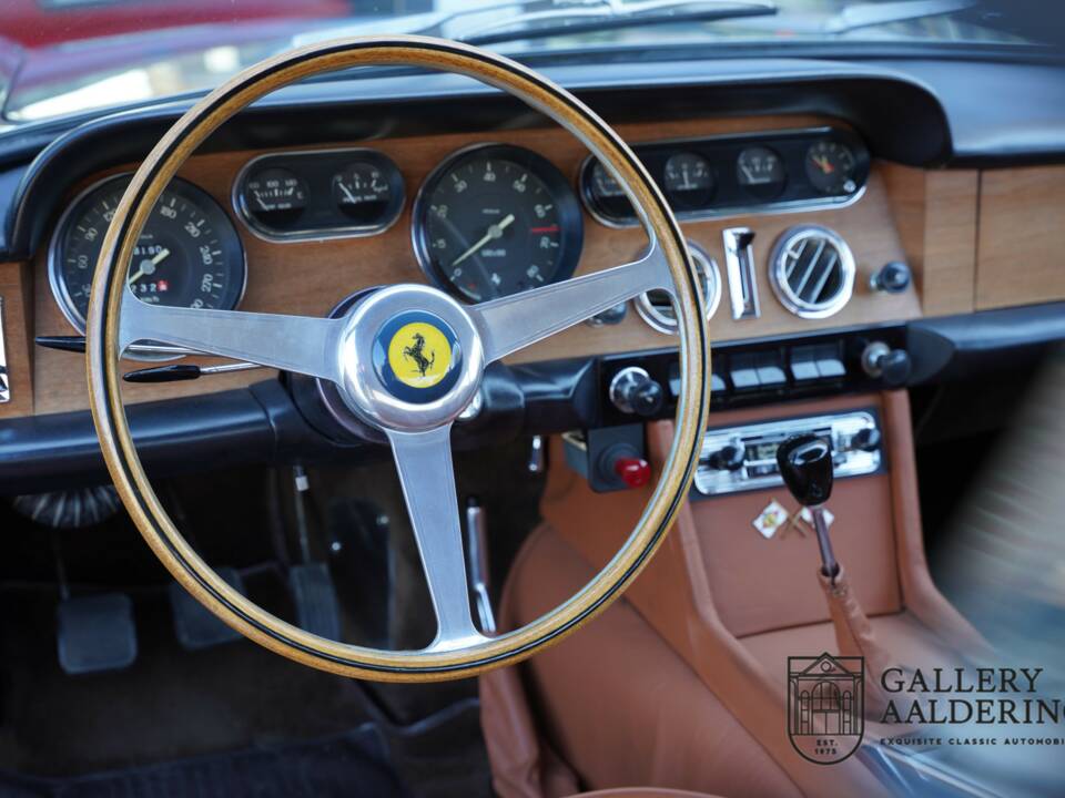 Image 38/50 de Ferrari 330 GT 2+2 (1965)