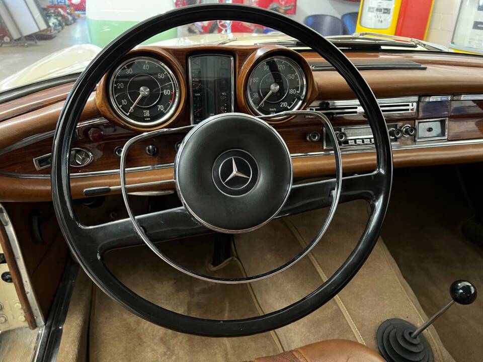 Image 8/15 of Mercedes-Benz 220 SE b (1965)