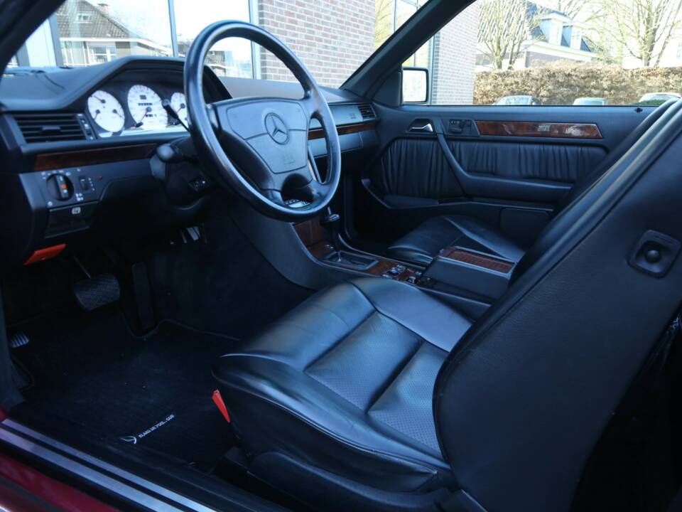 Immagine 18/50 di Mercedes-Benz 300 CE-24 3.4 AMG (1993)