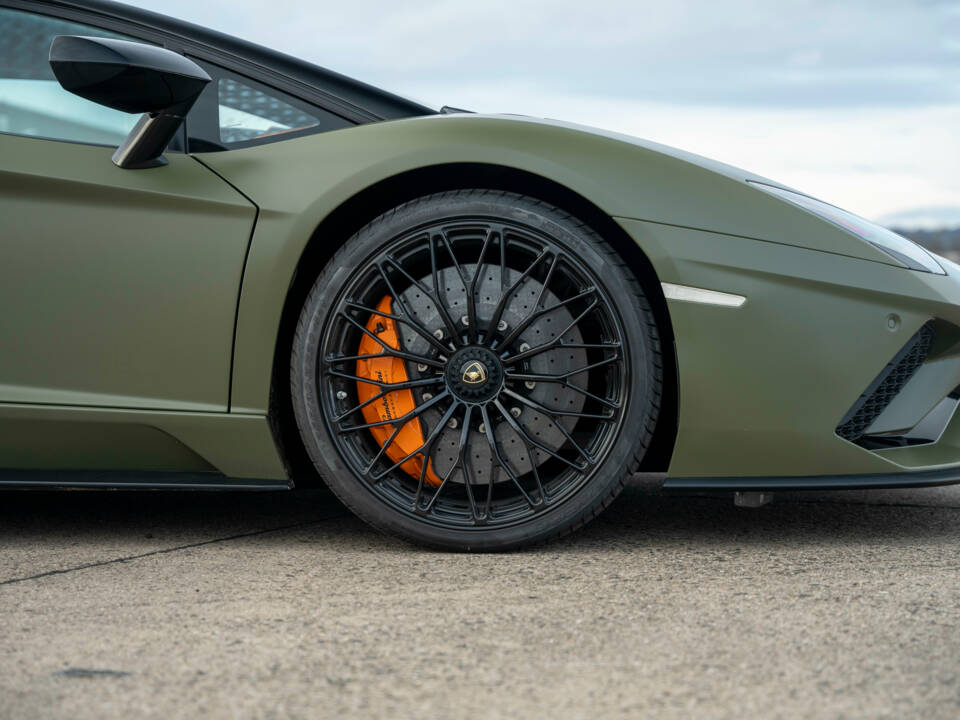 Image 22/44 of Lamborghini Aventador S (2020)