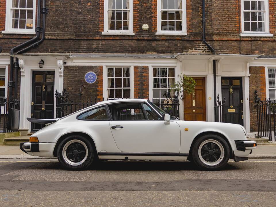 Image 18/33 of Porsche 911 Carrera 3.2 (1988)