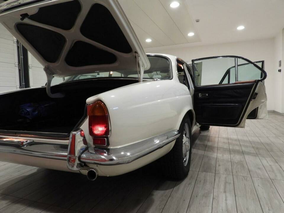 Bild 9/10 von Jaguar XJ 6 4.2 (1971)