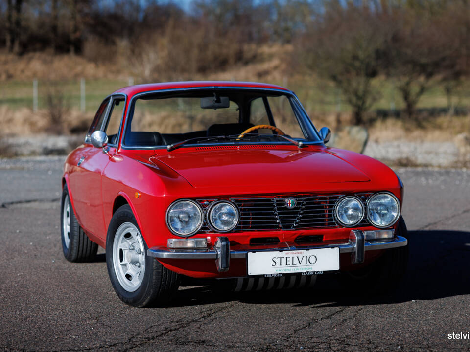 Image 5/43 of Alfa Romeo 2000 GT Veloce (1972)