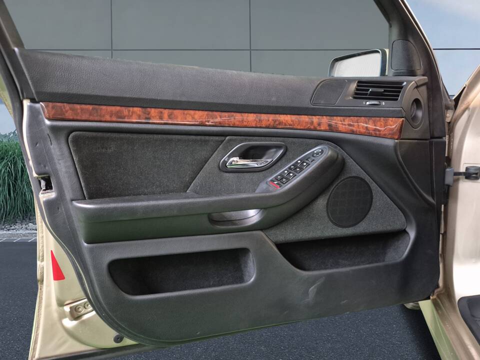 Image 13/13 of BMW 528i (1997)
