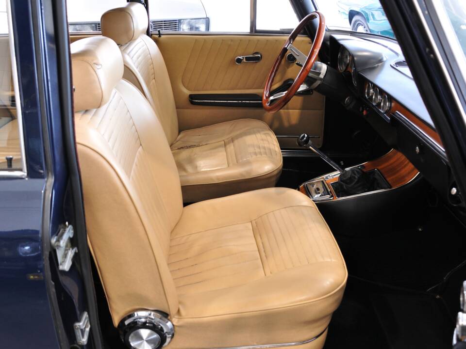 Image 20/35 of Alfa Romeo 2000 Berlina (1972)