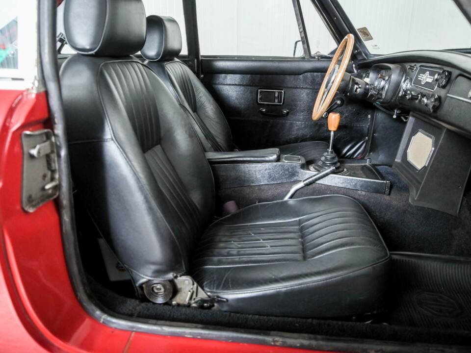 Image 25/50 of MG MGB GT (1967)