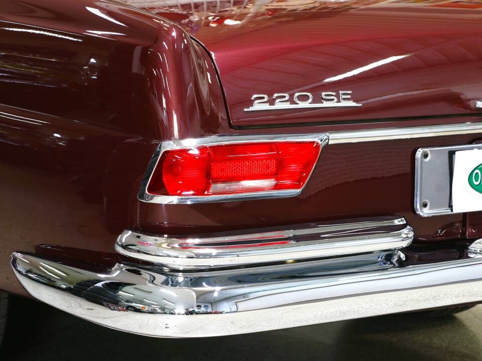 Bild 26/39 von Mercedes-Benz 220 SE b (1964)