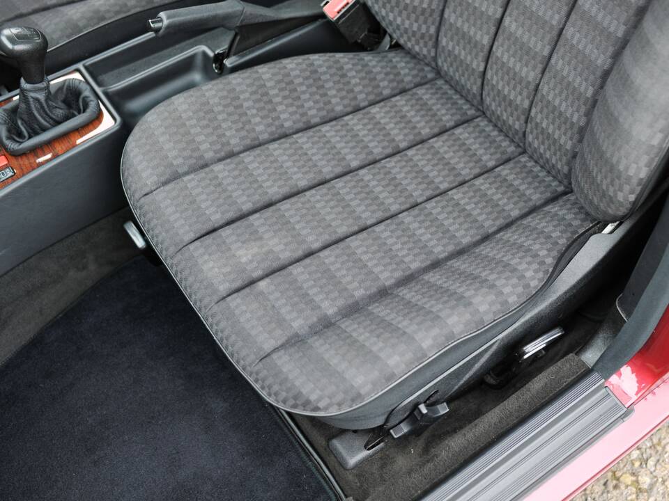 Image 23/31 of Mercedes-Benz 190 E (1993)