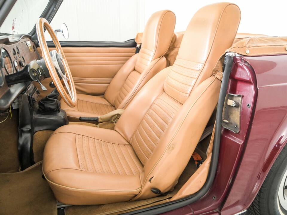 Image 20/50 of Triumph TR 6 PI (1969)