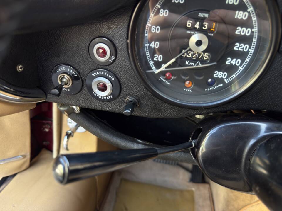 Bild 17/29 von Jaguar E-Type V12 (2+2) (1972)