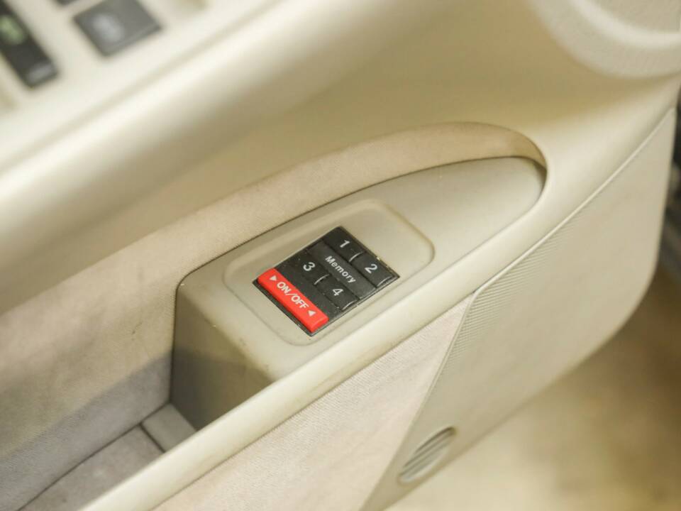 Immagine 32/50 di Audi A8 4.2 quattro (1995)