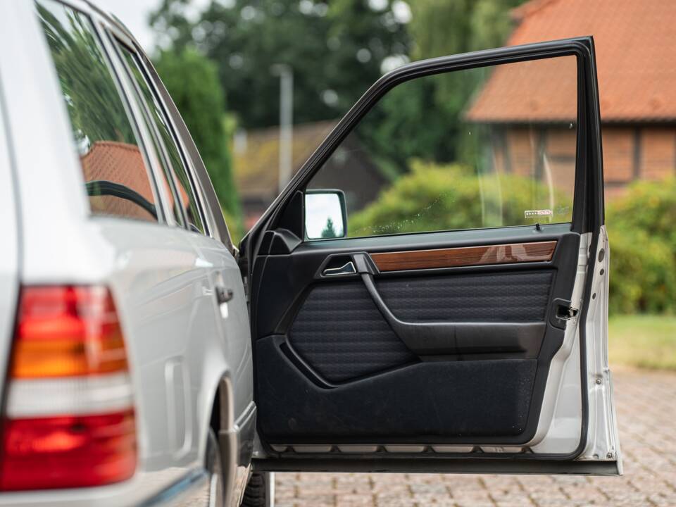 Imagen 46/72 de Mercedes-Benz 250 TD (1991)