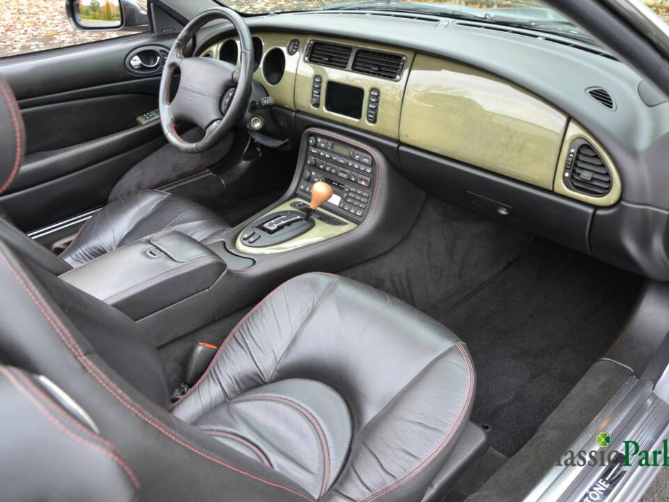 Image 31/50 of Jaguar XKR &quot;Silverstone&quot; (2000)