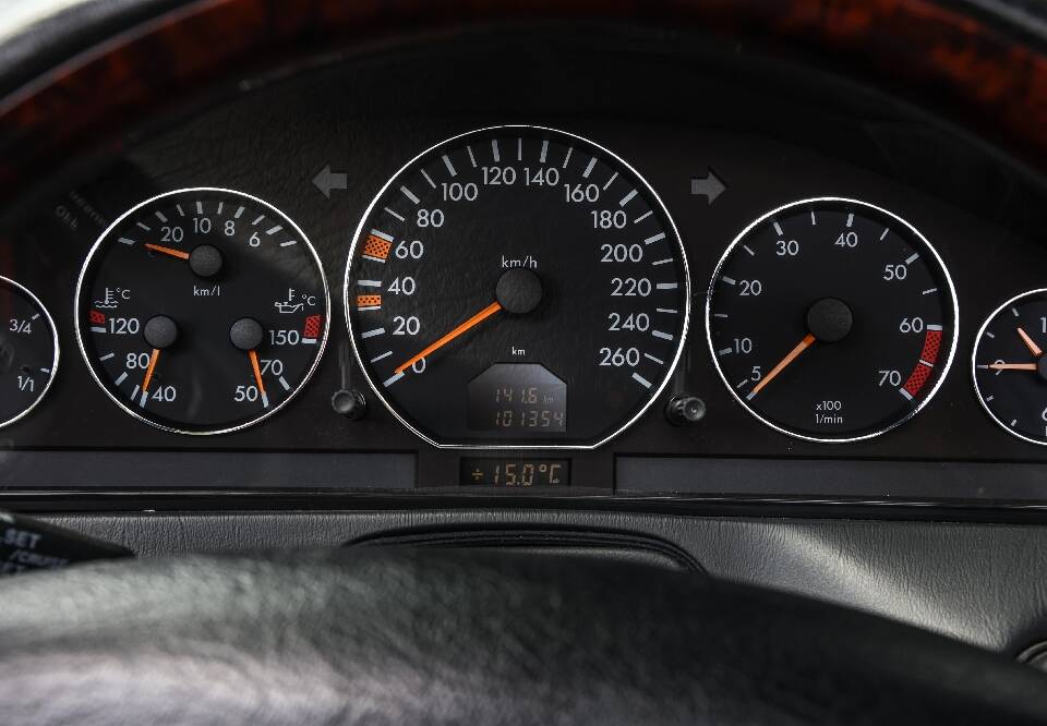 Image 23/37 of Mercedes-Benz SL 320 (2000)