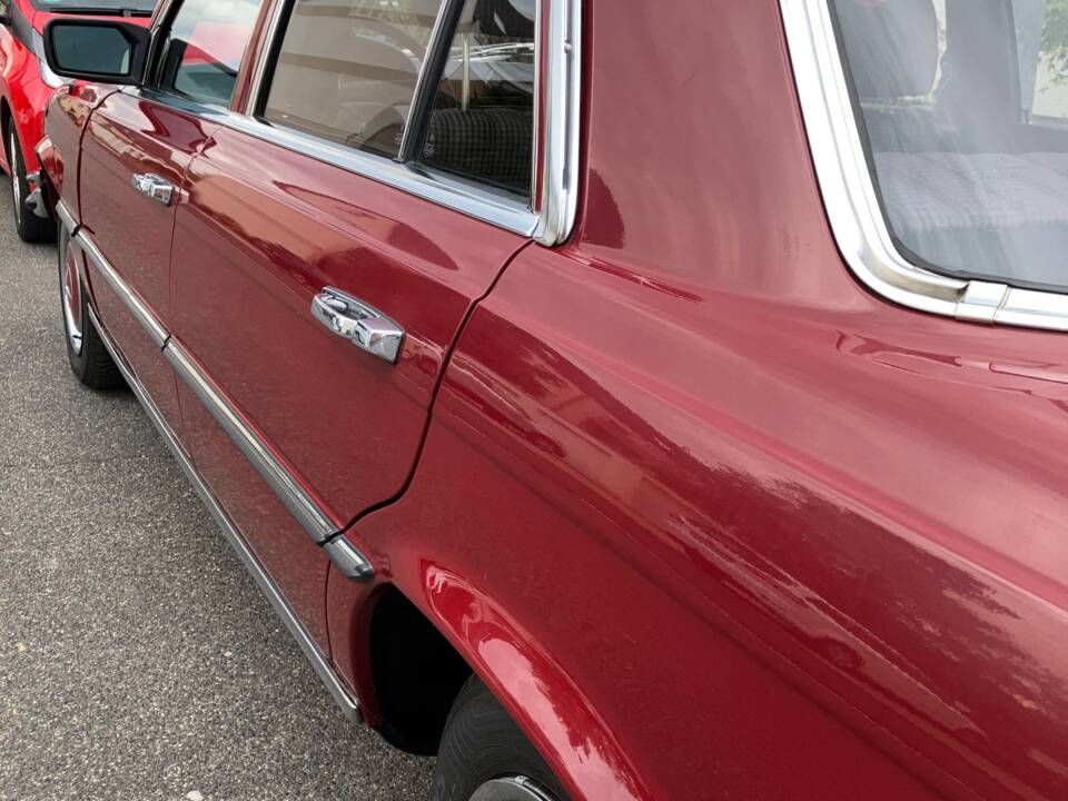 Image 8/15 de Mercedes-Benz 280 SE (1977)