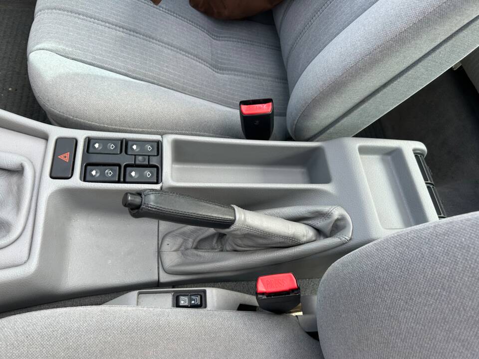 Image 17/51 of BMW 535i (1991)