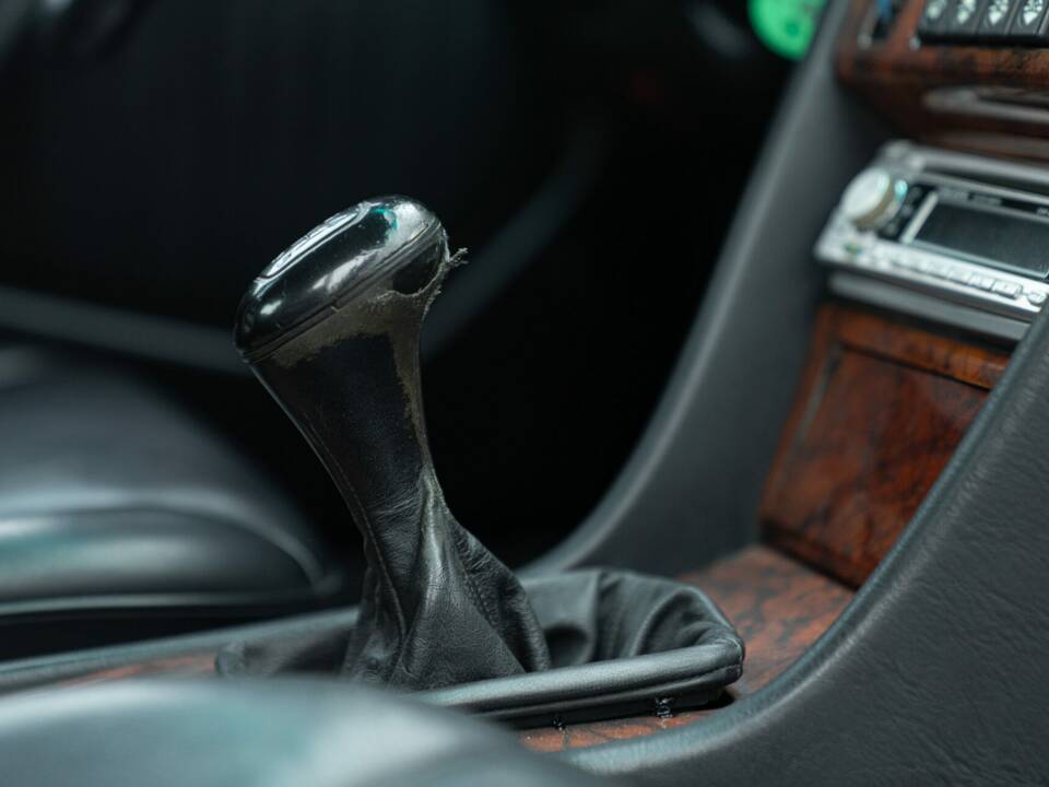 Image 29/49 of Mercedes-Benz 320 E (1993)