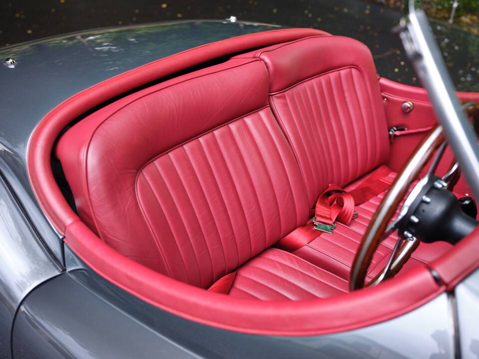 Image 16/33 of Jaguar XK 120 OTS (1951)