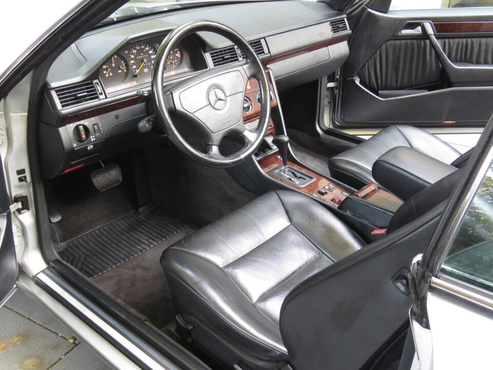 Image 23/39 of Mercedes-Benz E 200 (1996)