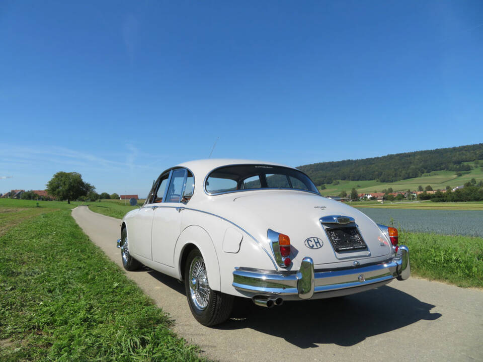 Image 2/20 of Jaguar Mk II 3.4 (1965)