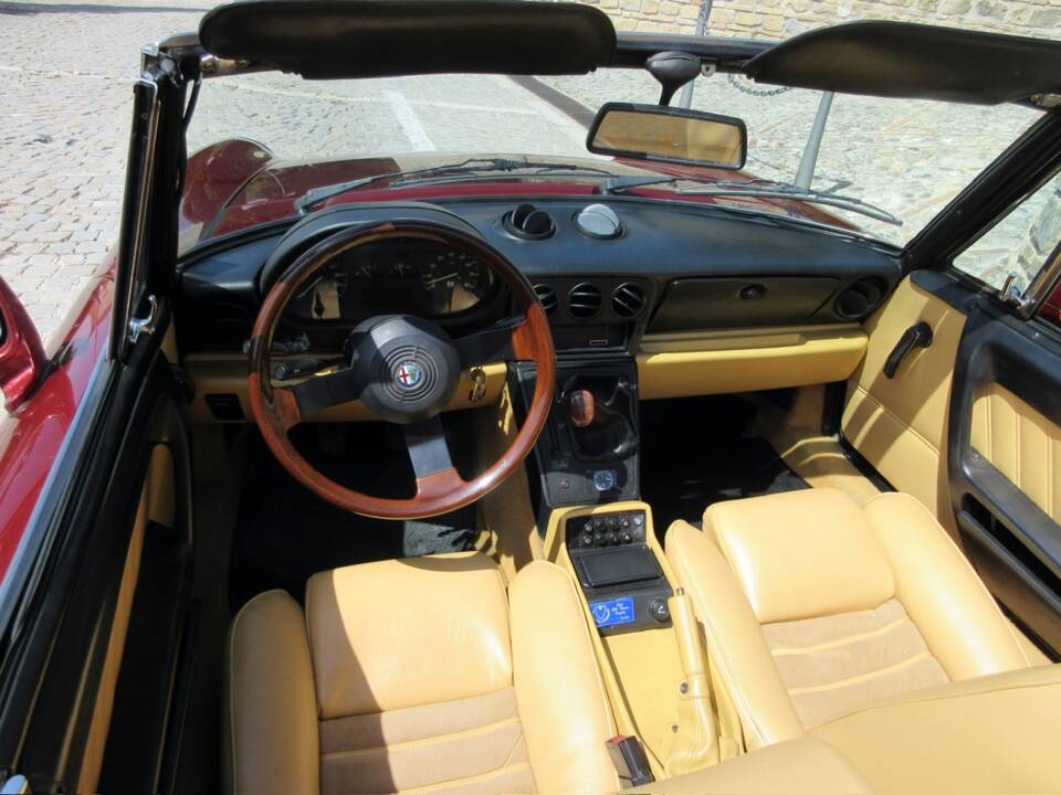 Bild 21/26 von Alfa Romeo 2.0 Spider (1990)