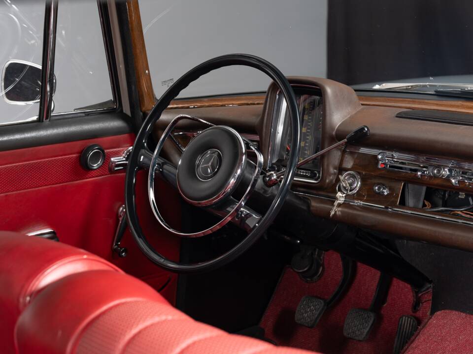 Bild 22/31 von Mercedes-Benz 230 S Universal (1967)