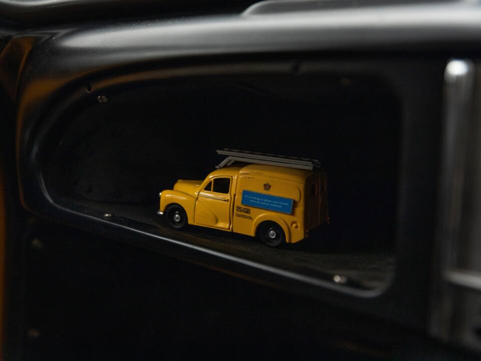 Image 46/50 of Morris Minor Van (1971)