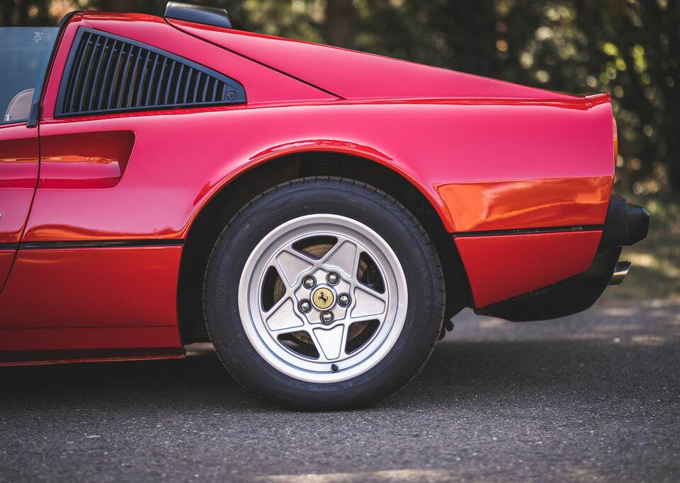 Afbeelding 7/8 van Ferrari 308 GTBi Quattrovalvole (1985)
