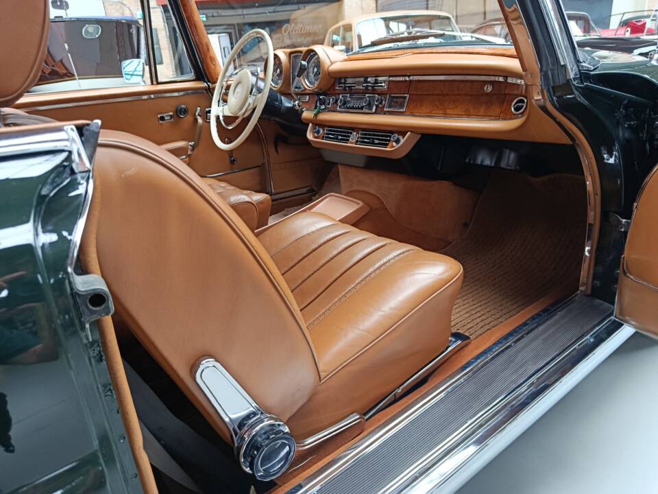 Image 16/54 of Mercedes-Benz 280 SE 3,5 (1970)