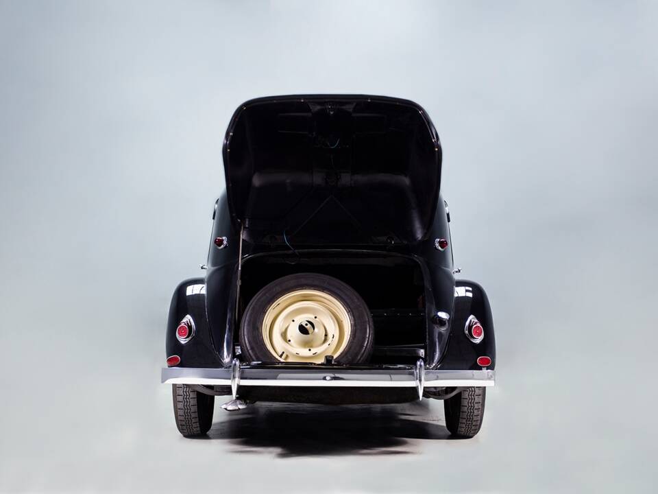 Immagine 32/35 di Citroën Traction Avant 11 légère (1955)