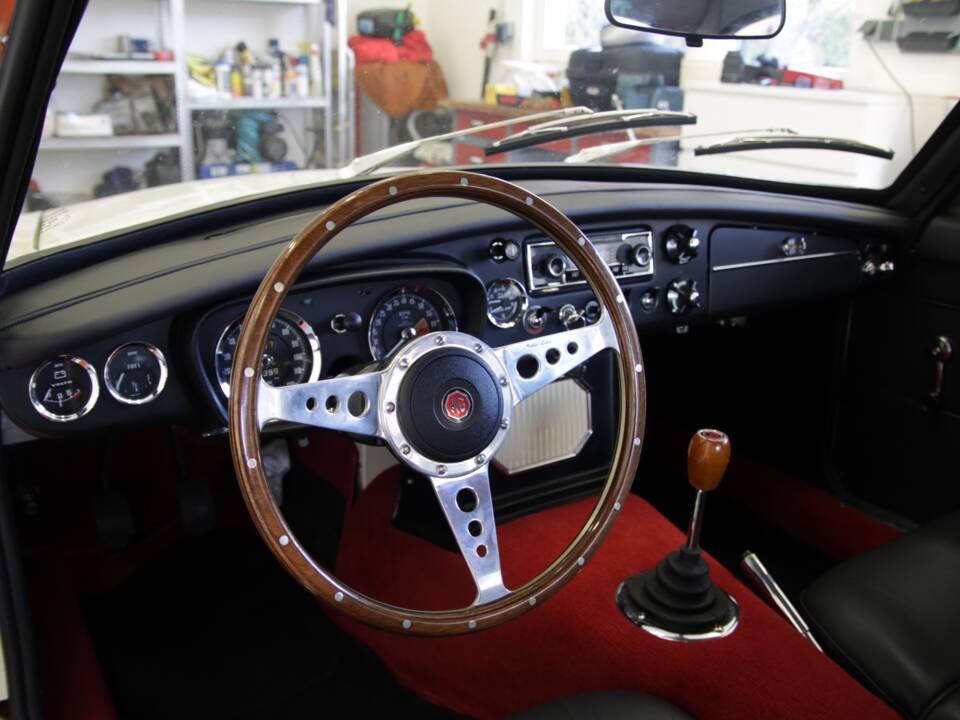 Bild 16/28 von MG MGB GT (1968)
