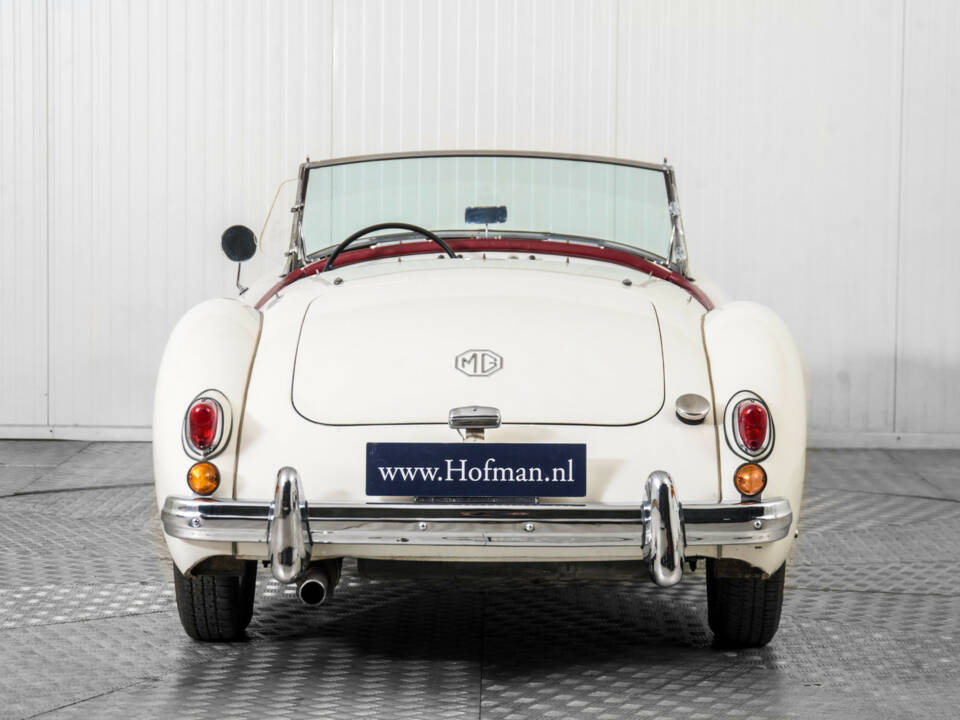 Image 13/50 of MG MGA 1500 (1957)