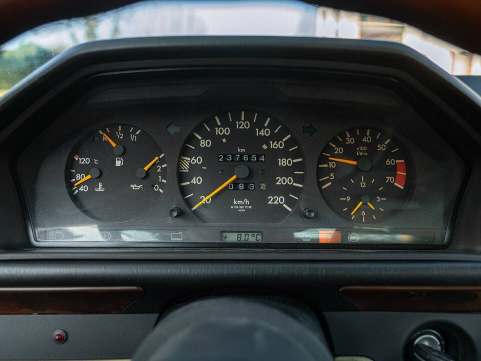 Afbeelding 40/50 van Mercedes-Benz 200 CE (1992)