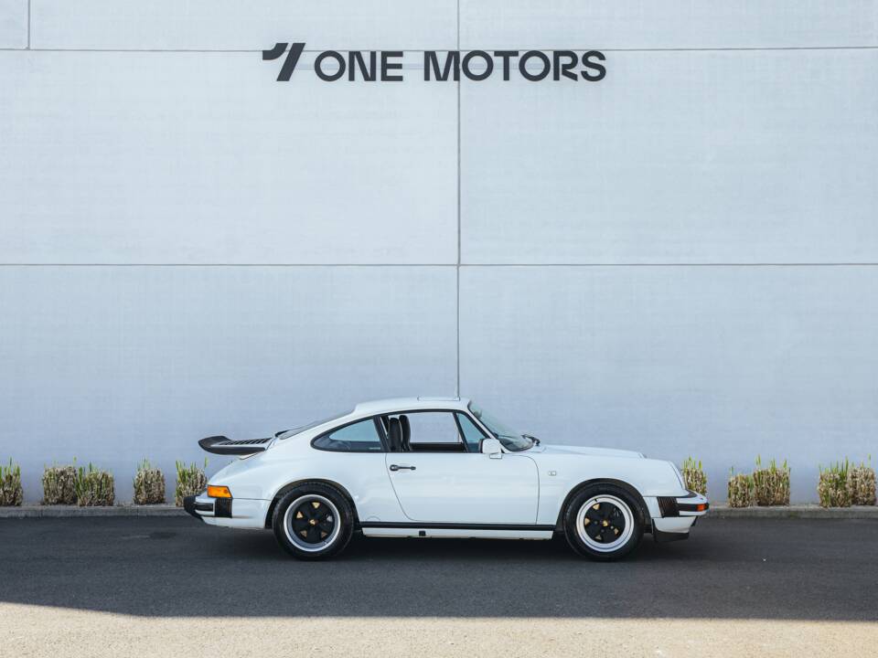 Bild 8/27 von Porsche 911 Carrera 3.2 (1989)
