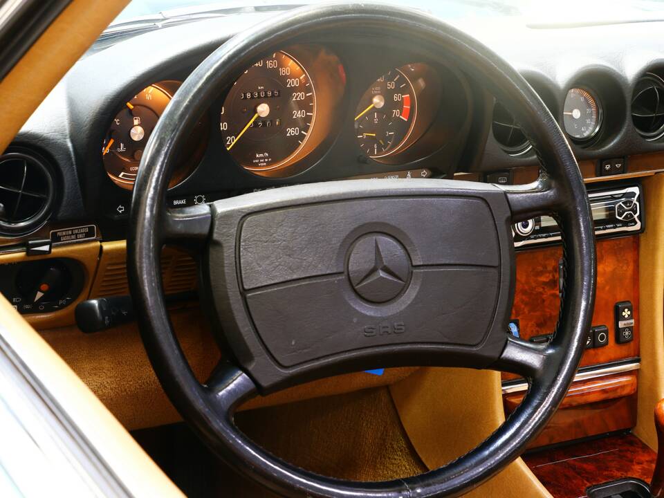 Image 18/25 of Mercedes-Benz 560 SL (1986)