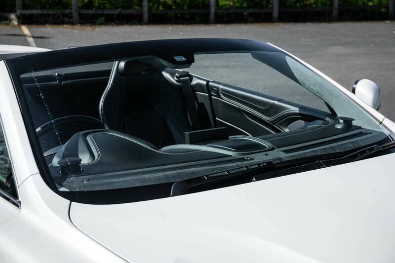 Image 29/50 of Aston Martin Vanquish Volante (2014)