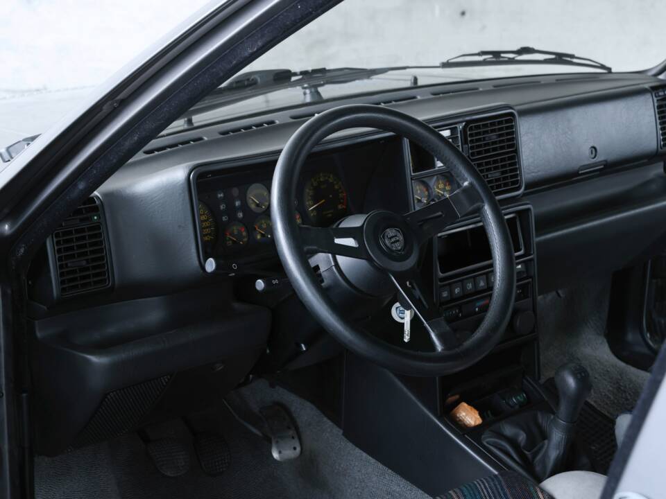 Image 24/50 of Lancia Delta HF Integrale (1988)