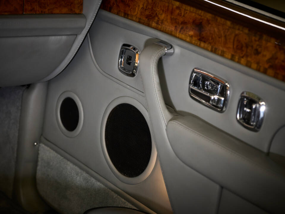 Image 34/77 of Bentley Azure (2001)