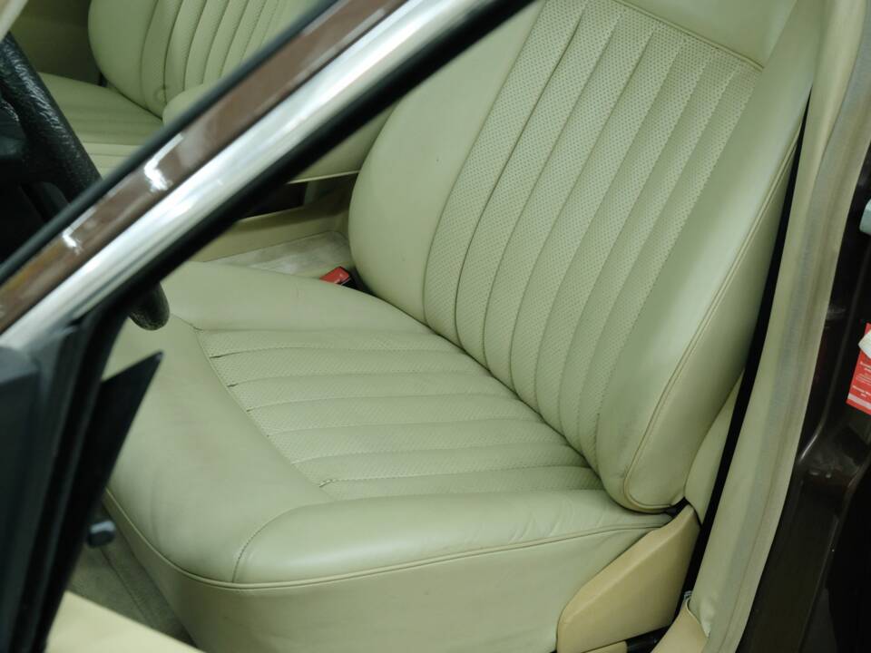 Bild 49/50 von Mercedes-Benz 380 SE (1984)