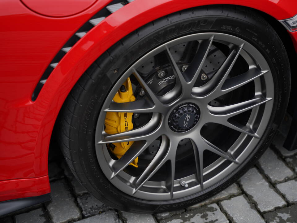 Image 32/50 of Porsche 911 GT2 RS Weissach (2018)