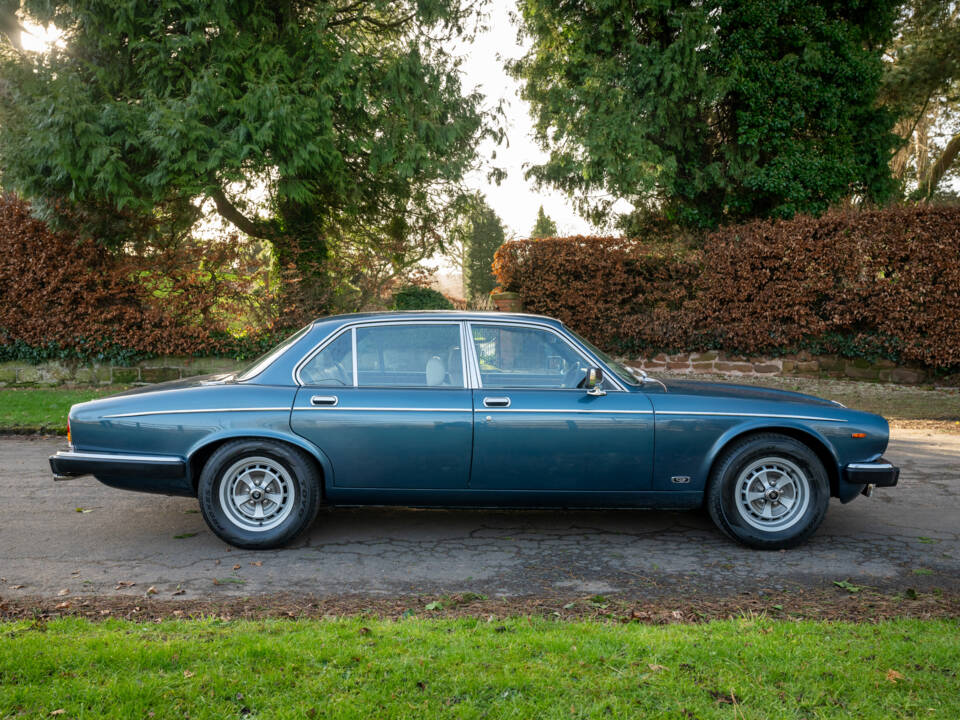 Image 5/14 of Daimler Sovereign 4.2 (1984)