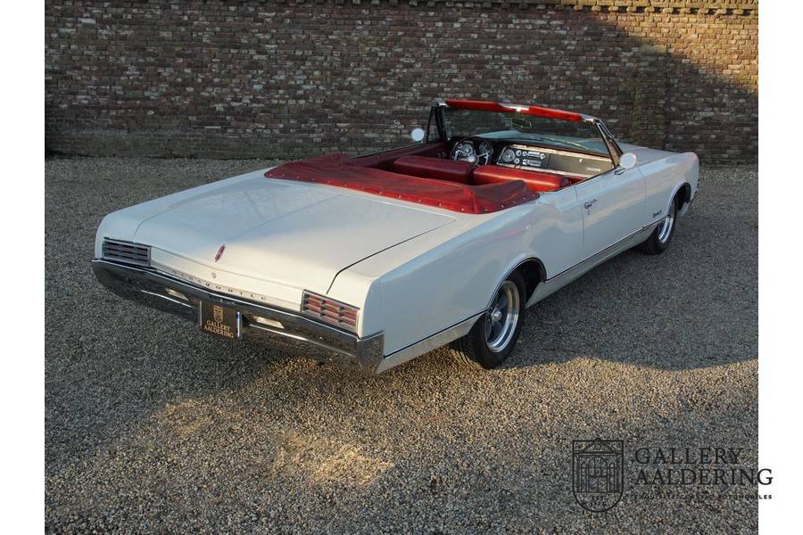 Image 27/50 of Oldsmobile Dynamic 88 (1966)