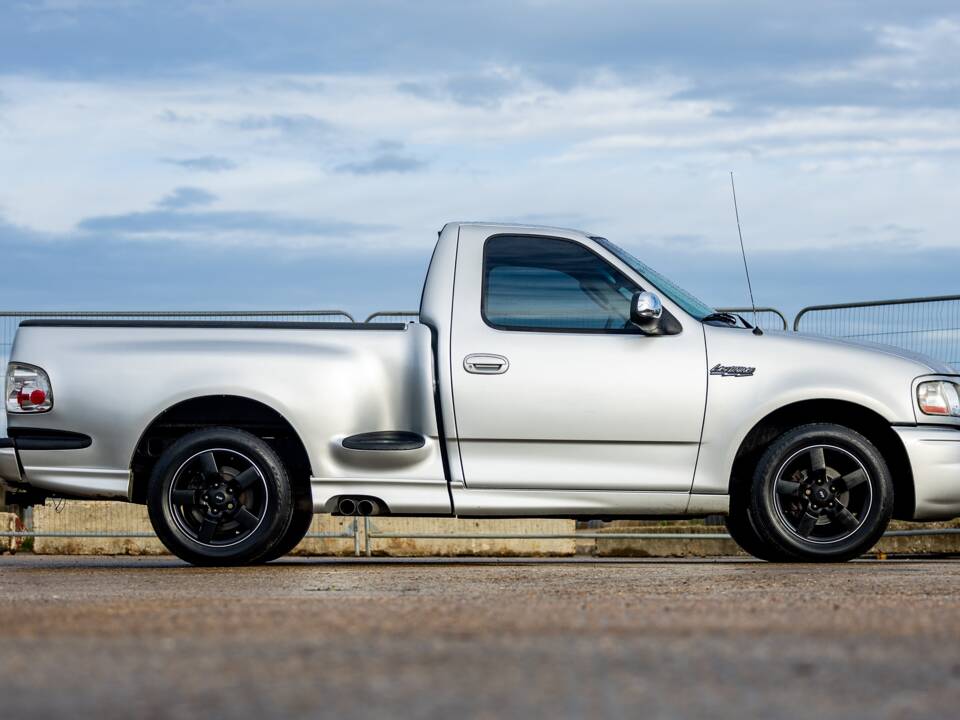 Image 2/50 of Ford F-150 SVT Lightning (2002)