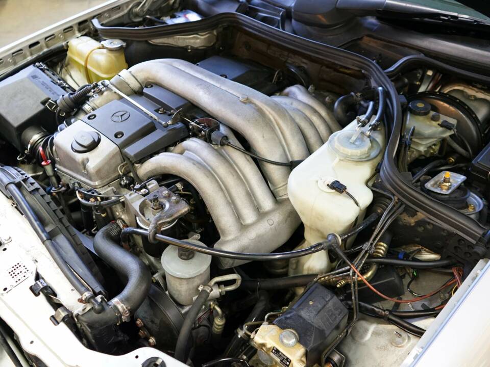 Image 25/33 of Mercedes-Benz E 300 Diesel (1994)