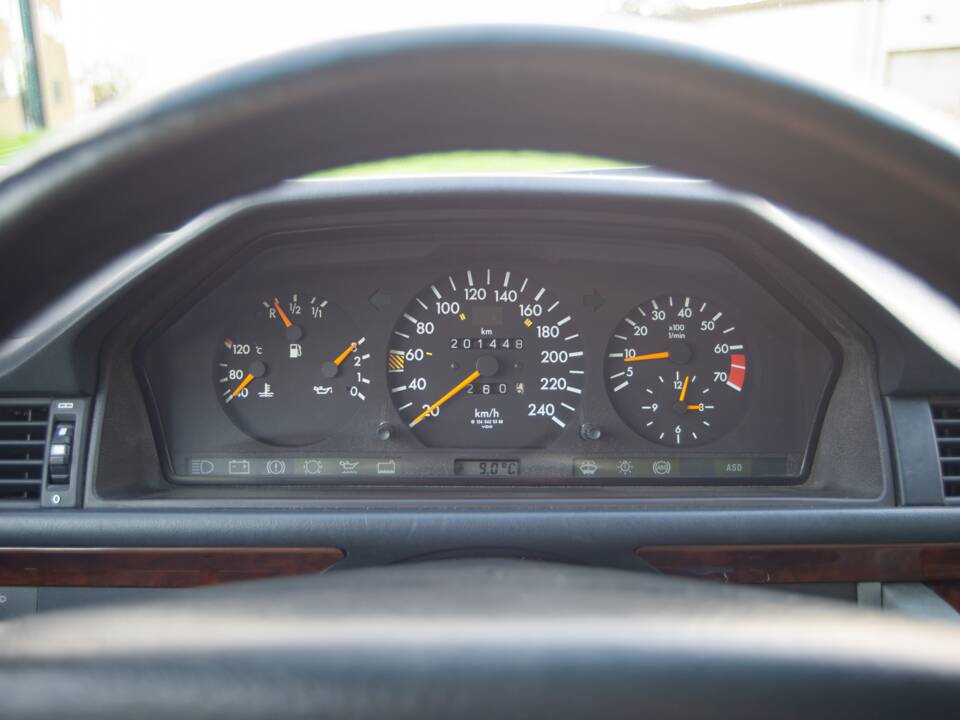 Bild 18/30 von Mercedes-Benz 300 CE (1992)