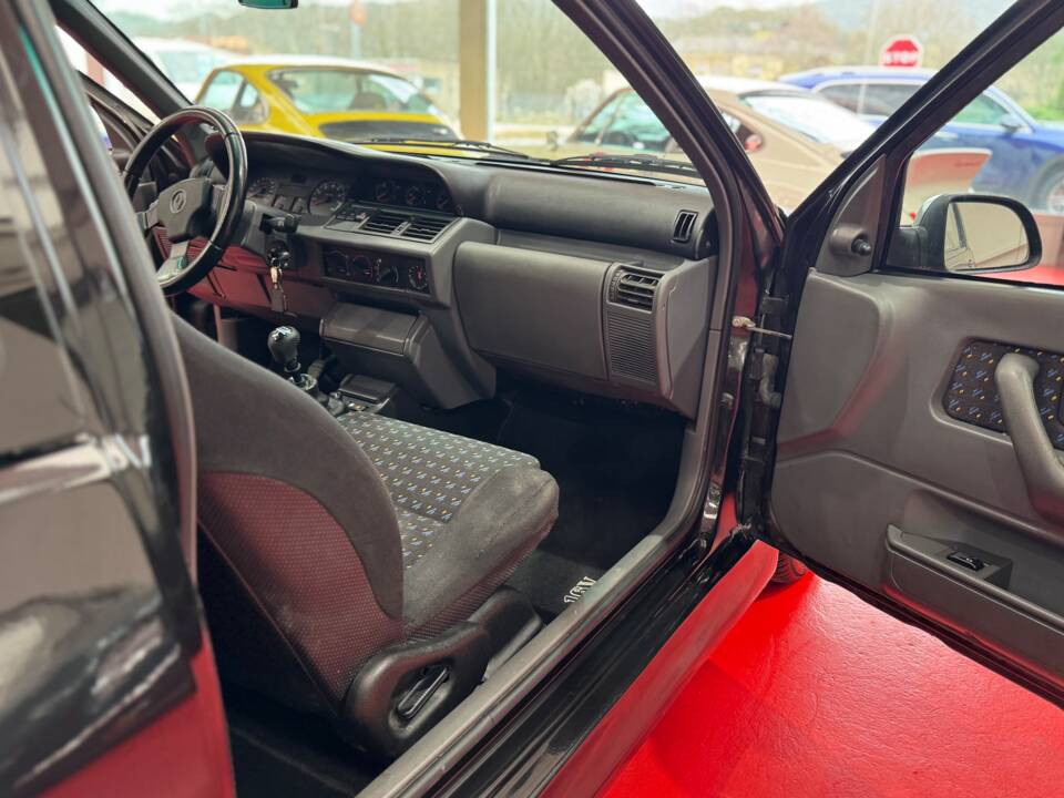 Immagine 11/23 di Renault Clio I 1.8 16V (1991)