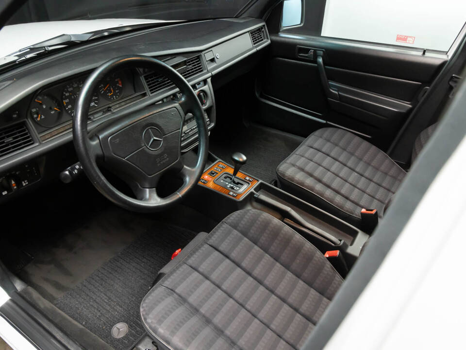Image 15/78 de Mercedes-Benz 190 E 1.8 (1992)