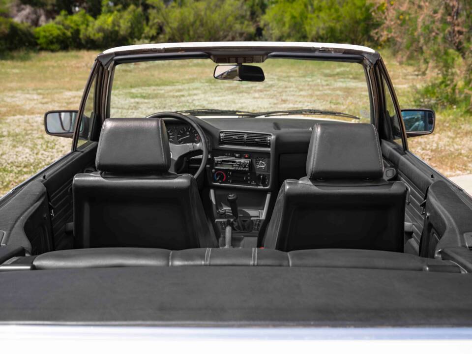 Image 27/70 of BMW 320i (1990)