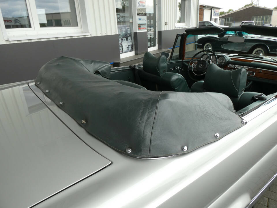 Image 21/31 of Mercedes-Benz 280 SE 3,5 (1970)